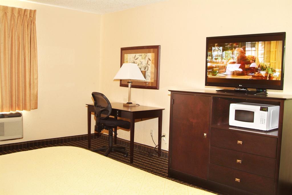 Quality Inn & Suites Big Rapids Dış mekan fotoğraf